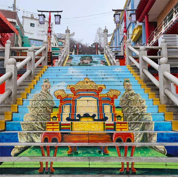 Explore Gaehangjang, a historical open port offering a peek into Incheon's past. Hop into a 19th-century electronic car for a unique experience!